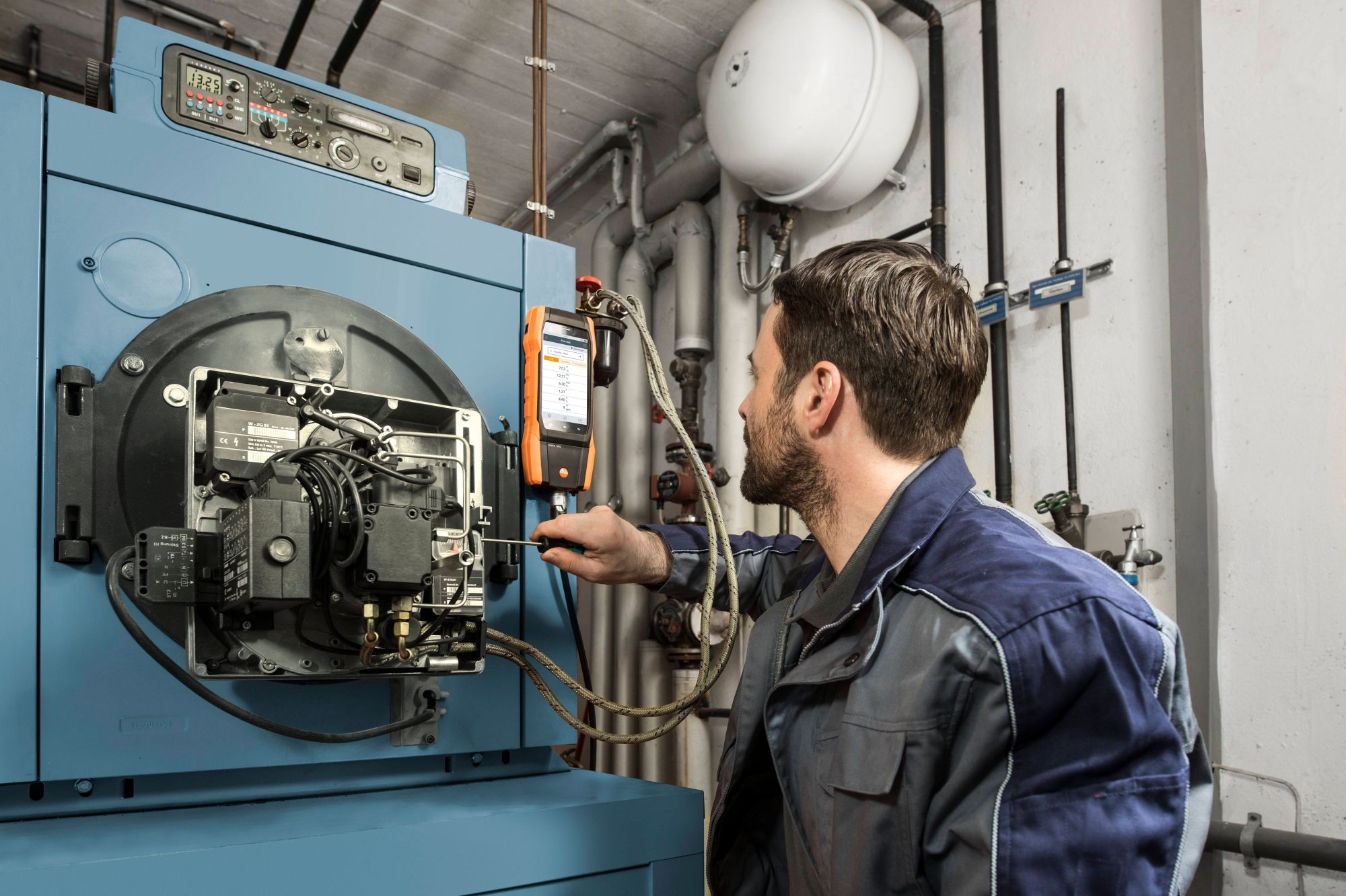 تستو 300 | testo-300-oil-burner-fluegas-measurement-1-en_master